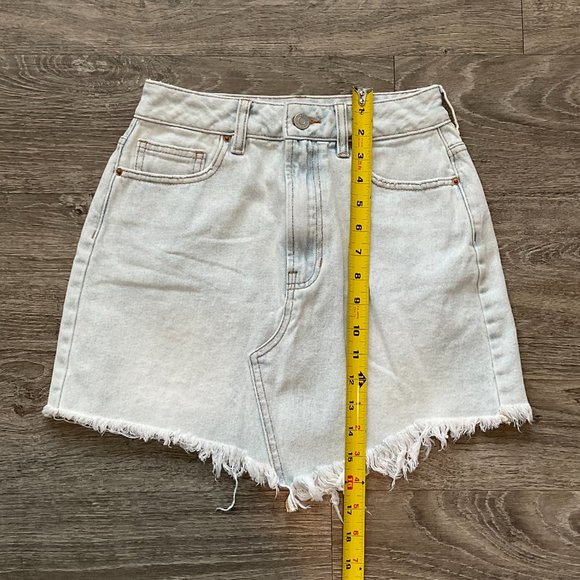 PacSun Denim Jean Mini Skirt Raw Hem Light Wash Size 26 EUC - Picture 6 of 6
